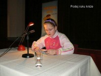 podej ruku knize 007.jpg